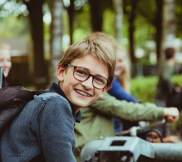 jongen op fiets
